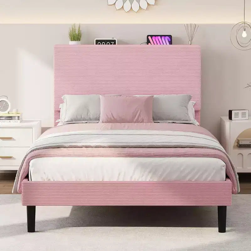 Lit plateforme double en velours côtelé rose avec tête de lit de rangement et station de chargement, pour 1