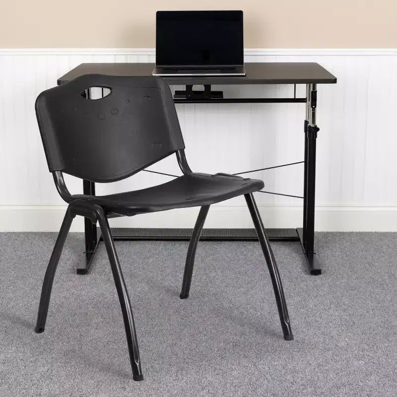 Chaise d'appoint empilable noire sans accoudoirs, 1 place